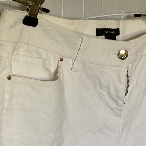 Alfani size 8, white stretch capris - Picture 3 of 5